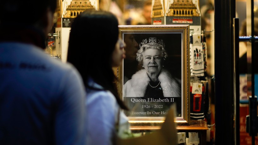 Fala krytyki za odwołanie meczów po śmierci królowej Elżbiety II