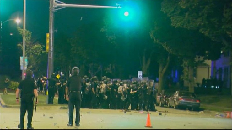 Nocne starcia w Milwaukee. 7 policjantów rannych