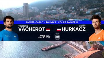 Zdjęcie dw&oacute;jki tenisist&oacute;w: Valentin Vacherot po lewej i Hubert Hurkacz po prawej, z informacją o meczu Monte-Carlo Round 3 Court Rainier III ATP 1000.