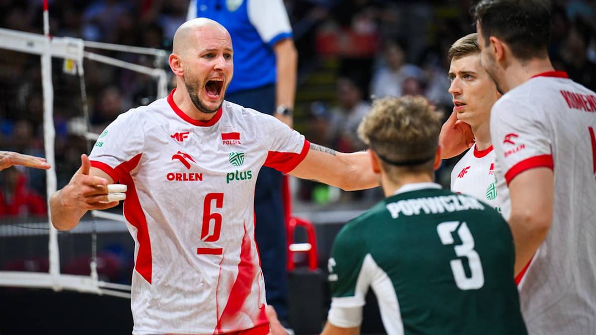 Siatkarz w białej koszulce z numerem 6 krzyczy do kolegów.