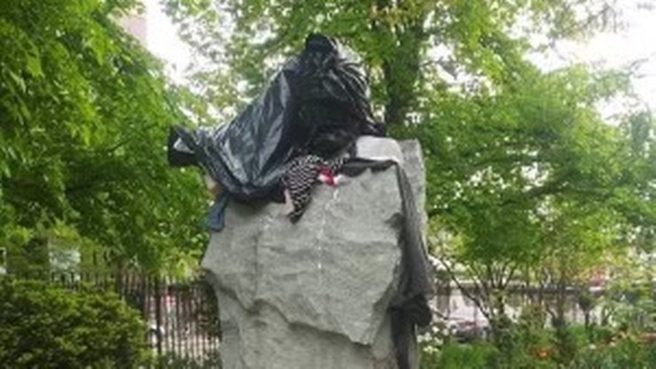 Nowy Jork. Pomnik księdza Popiełuszki obrzucony śmieciami
