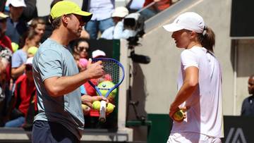 Trener Wim Fissette rozmawia z Igą Świątek na korcie.