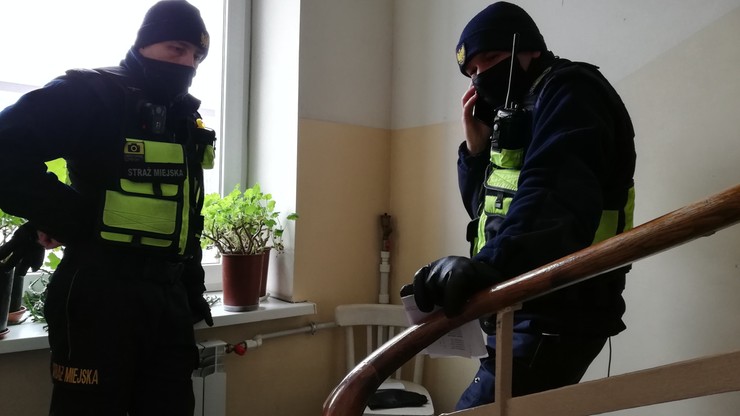 Warszawa: Matka z 2,5-letnią córką spały na klatce schodowej. Rodzina nie chciała ich przyjąć