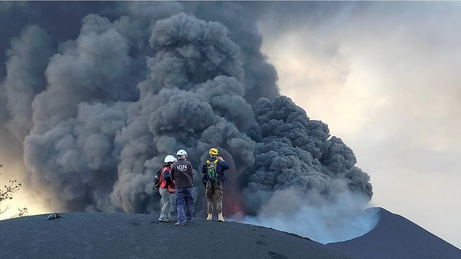 Wulkanolodzy na tle erupcji wulkanu Cumbre Vieja. Fot. Iván Torres / IGNSpain.