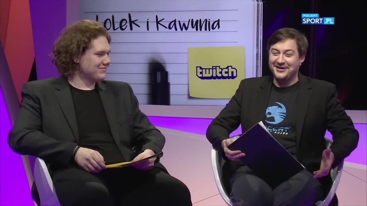Dwóch mężczyzn siedzi w studiu, na ścianie logo Twitcha i napis "Lolek i kawunia".
