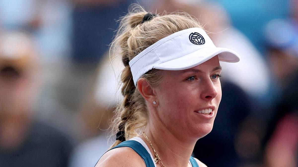 Portret młodej kobiety grającej w tenisa, noszącej białą czapkę z daszkiem i z włosami spiętymi w warkocz.