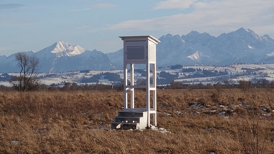 Klatka meteorologiczna na torfowisku w Czarnym Dunajcu. Fot. Arnold.