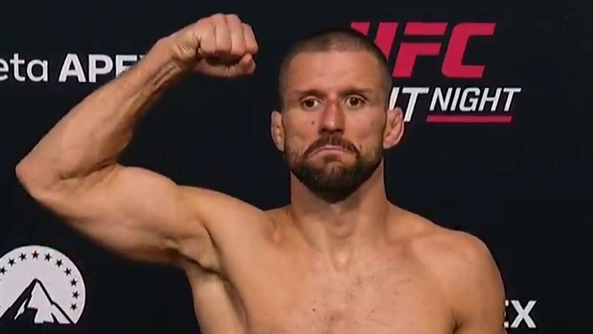 Mateusz Gamrot podczas ważenia przed galą UFC Fight Night, prezentuje swoją muskulaturę.