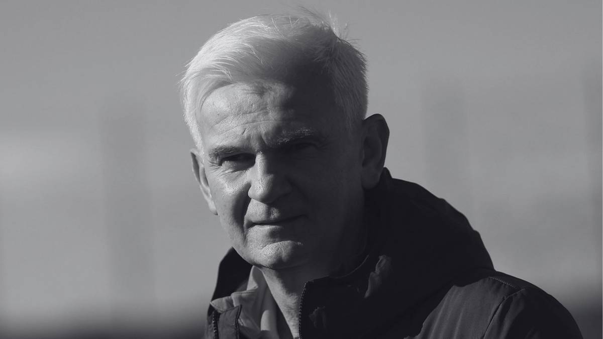 Portret starszego mężczyzny w kurtce, czarno-białe zdjęcie.