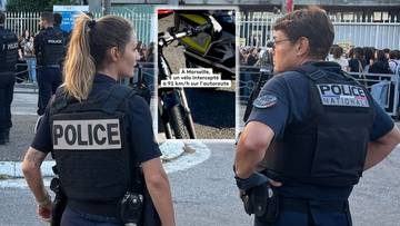 Dwóch policjantów w mundurach stoi tyłem do widza, patrząc w kierunku zatrzymanego roweru elektrycznego, który został pokazany w ramce na środku obrazka.