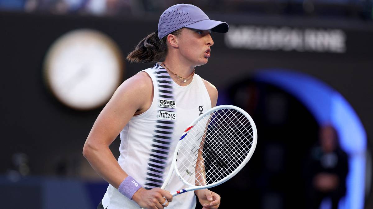 Iga Świątek z rakietą tenisową na korcie.