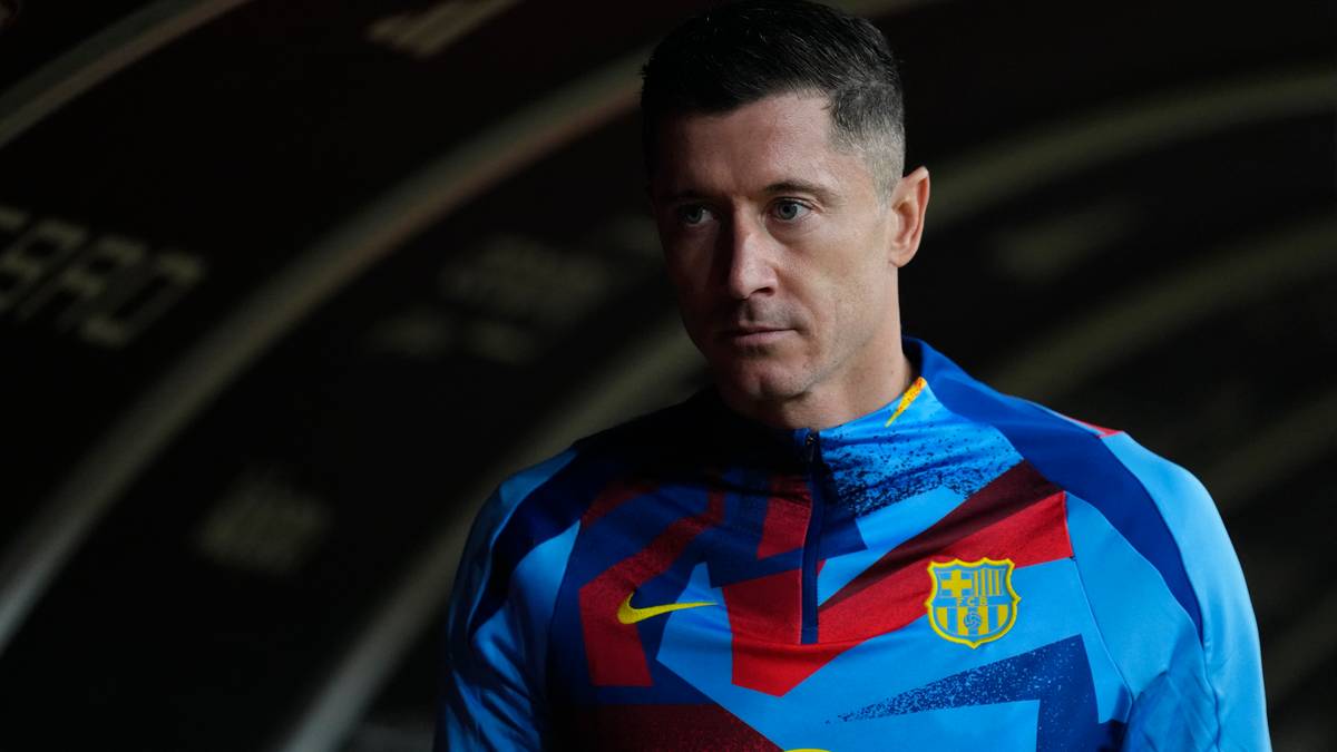 Robert Lewandowski w niebiesko-czerwonym stroju FC Barcelony.