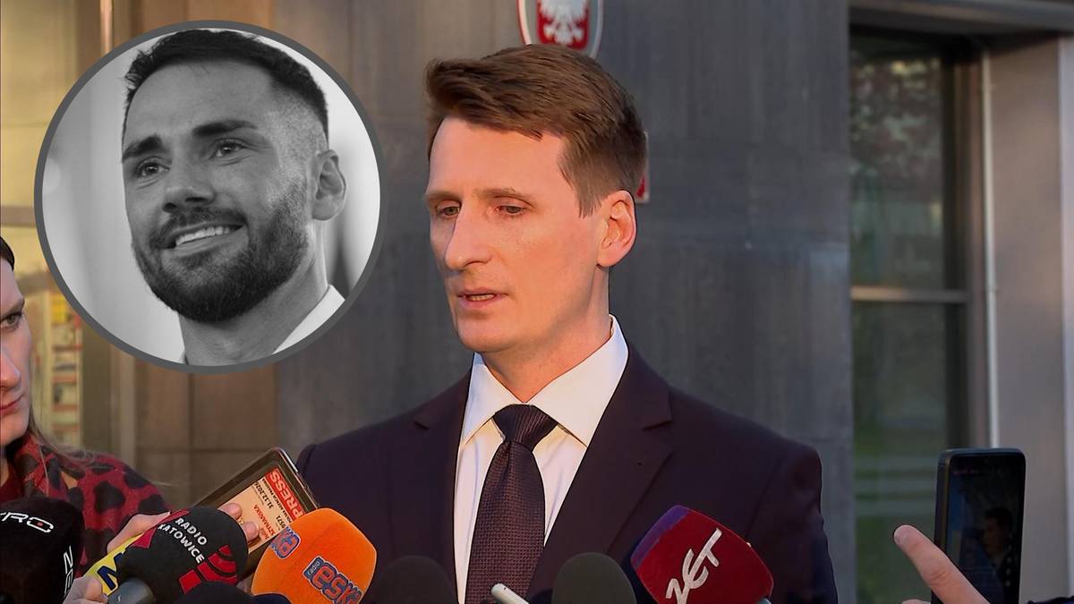 Zdjęcie przedstawia prokuratora Bartosza Kiliana podczas konferencji prasowej. W lewym g&oacute;rnym rogu widnieje okrągłe zdjęcie posła Łukasza Litewki.
