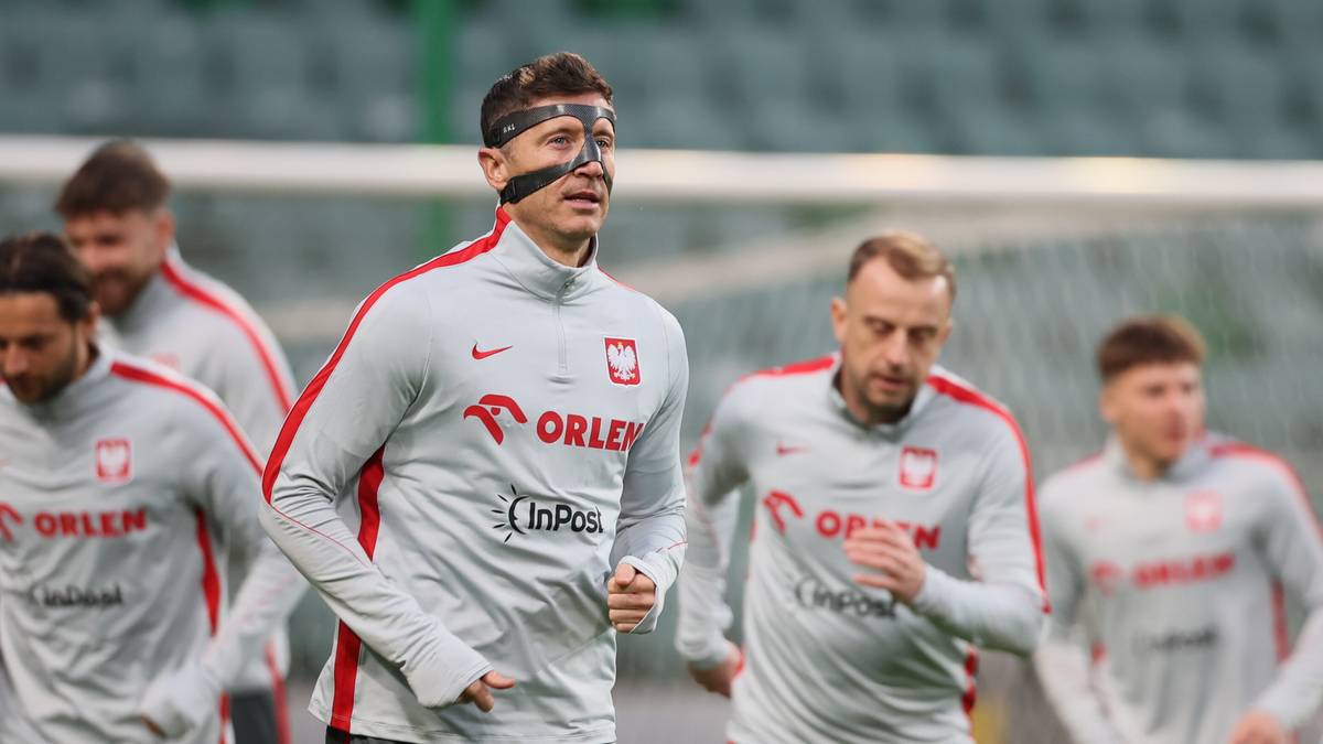 Piłkarze reprezentacji Polski w strojach treningowych, z Robertem Lewandowskim na pierwszym planie.