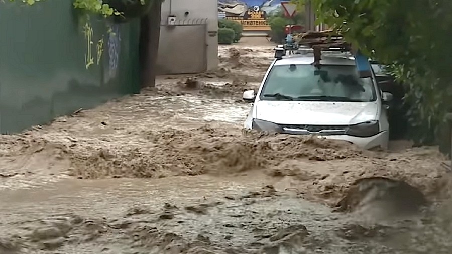 Powódź na ulicach Jałty na Krymie. Fot. YouTube / Вести Крым.