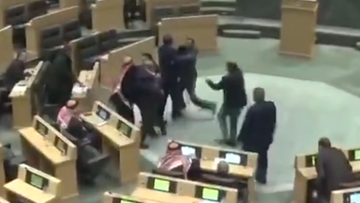 Bójka w jordańskim parlamencie. Zaczęła się od dyskusji o wzajemnym szacunku