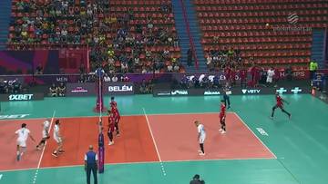 Drużyna siatkarska Sada Cruzeiro rozgrywa mecz z Swehly Sports Club. Zawodnicy w czerwonych i białych strojach są na boisku, a na trybunach siedzi publiczność.