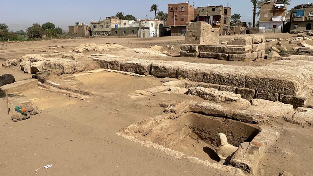 Badacze odkryli także w pobliżu starożytną świątynię Horusa
