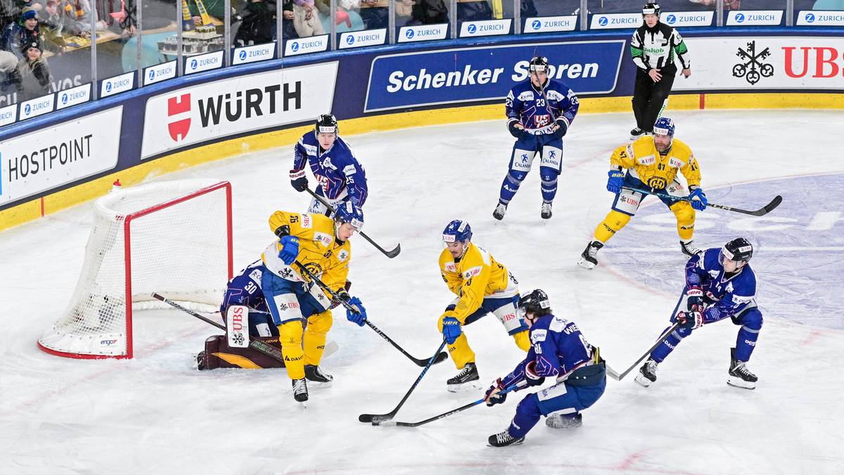 Gracze drużyny hokejowej walczący o krążek w pobliżu bramki.