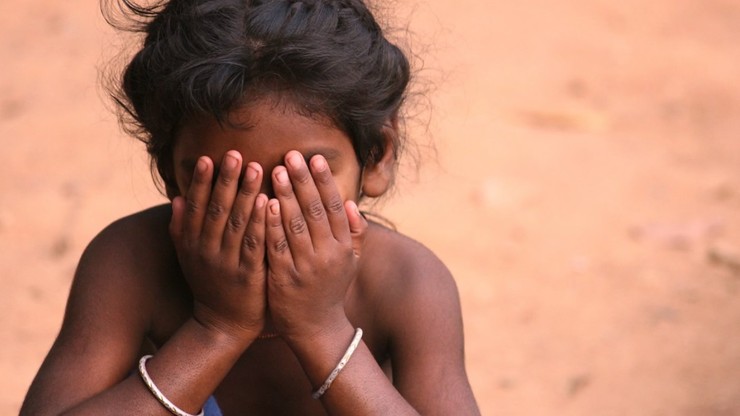 Indie. Pięcioletnia dziewczynka zgwałcona przez dwunastolatka