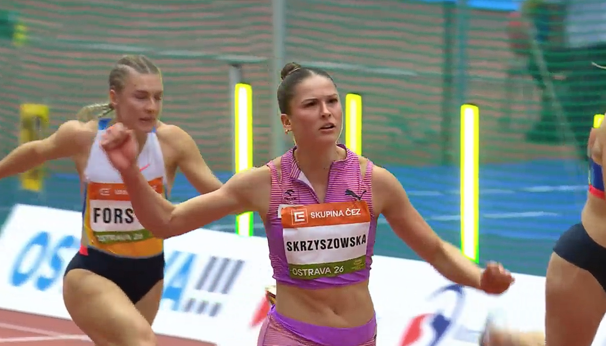 Zawodniczka lekkoatletyczna Pia Skrzyszowska w trakcie biegu przez płotki.