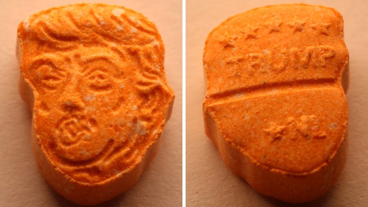 Tabletki ecstasy w kształcie głowy Trumpa. Narkotyki wieźli ojciec z synem