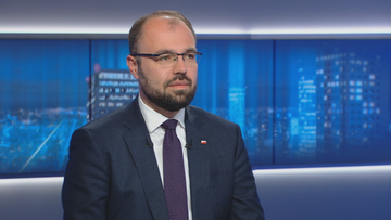 Adam Leszkiewicz, prezes Polskiej Grupy Zbrojeniowej, siedzi w studiu telewizyjnym.