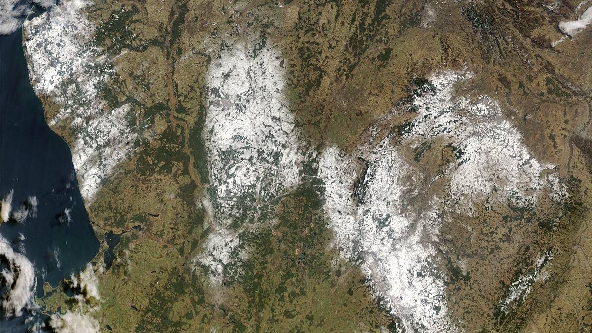 Satelita uwiecznił nad Polską coś dziwnego. Czym są olbrzymie białe plamy?