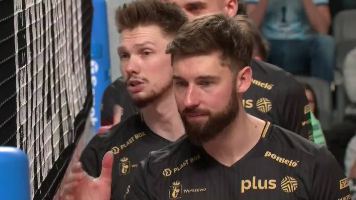 Dwóch siatkarzy PGE Projektu Warszawa w czarnych koszulkach podczas meczu.