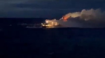 Pożar statku u wybrzeży Szwecji. Helikoptery "bombardują" płomienie wodą 