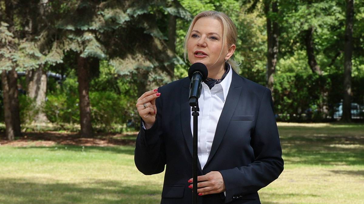 Monika Piątkowska przemawia do mikrofonu na zewnątrz.
