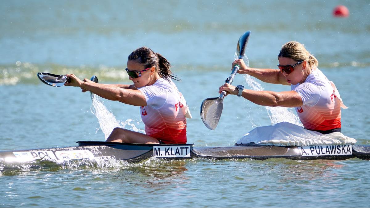 Dwie zawodniczki kajakarstwa w dw&oacute;jce na wodzie.