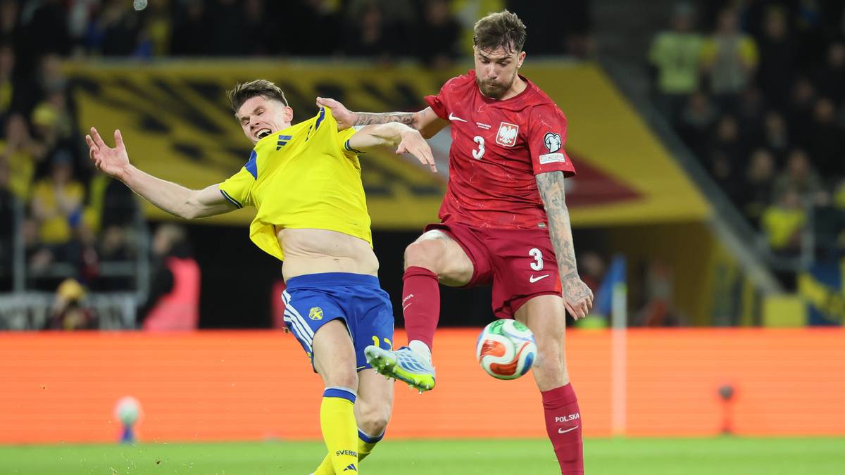 Dw&oacute;ch piłkarzy rywalizuje o piłkę podczas meczu na boisku.