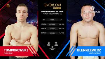 Dwaj mężczyźni, zawodnicy MMA, stoją po przeciwnych stronach ekranu. Po lewej Dominik Tomporowski, po prawej Krzysztof Olenkiewicz. Pomiędzy nimi tabela z danymi zawodnik&oacute;w.