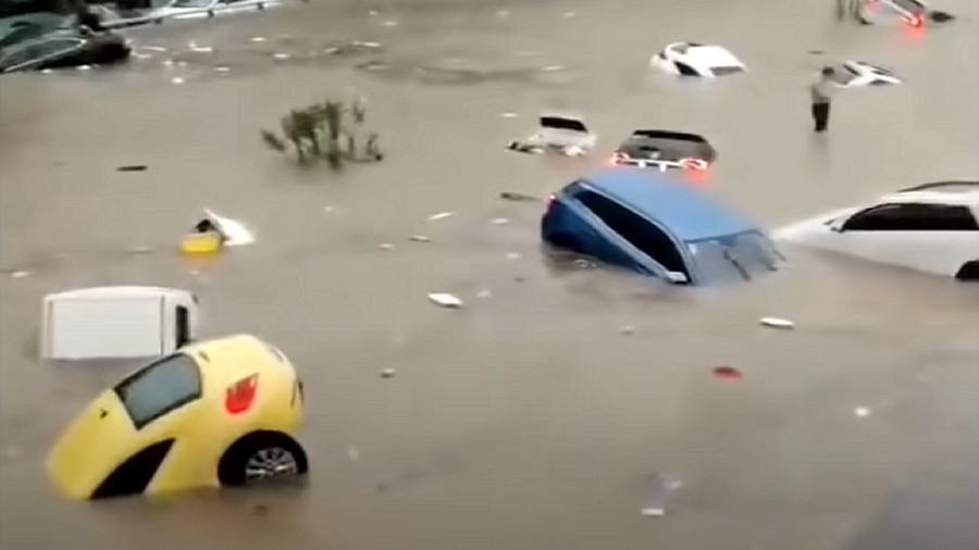 Powódź w chińskim Zhengzhou. Fot. YouTube / Julio Duan.