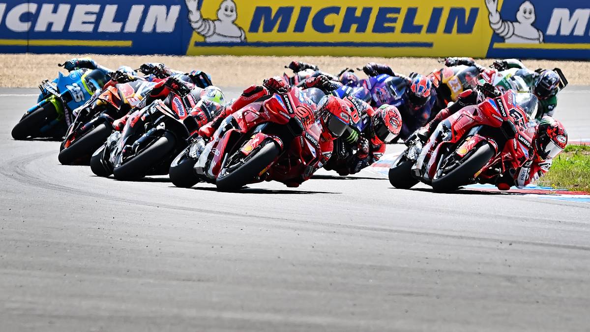 Grupa motocykli wyścigowych ścigających się na torze.