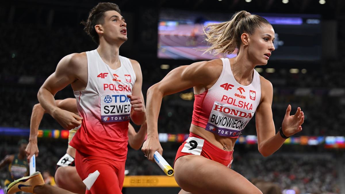 Dwoje lekkoatletów w strojach w biało-czerwonych barwach biegnie w sztafecie, trzymając pałeczkę. Mężczyzna po lewej stronie jest w białej koszulce z napisem "POLSKA" i nazwiskiem "SZWCZ". Kobieta po prawej jest w czerwonej koszulce z napisem "POLSKA" i nazwiskiem "HONDA BUKOWIECKI". Oboje biegną z determinacją na stadionie, z tłumem w tle.