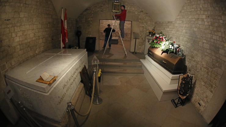 Sarkofag Piłsudskiego przeniesiony do krypty Kaczyńskich. Na kilka miesięcy
