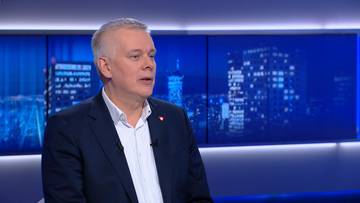 Mikołaj Teperek, prowadzący podcast Niepoprawny Dyplomata, siedzi w studiu telewizyjnym i udziela wywiadu.