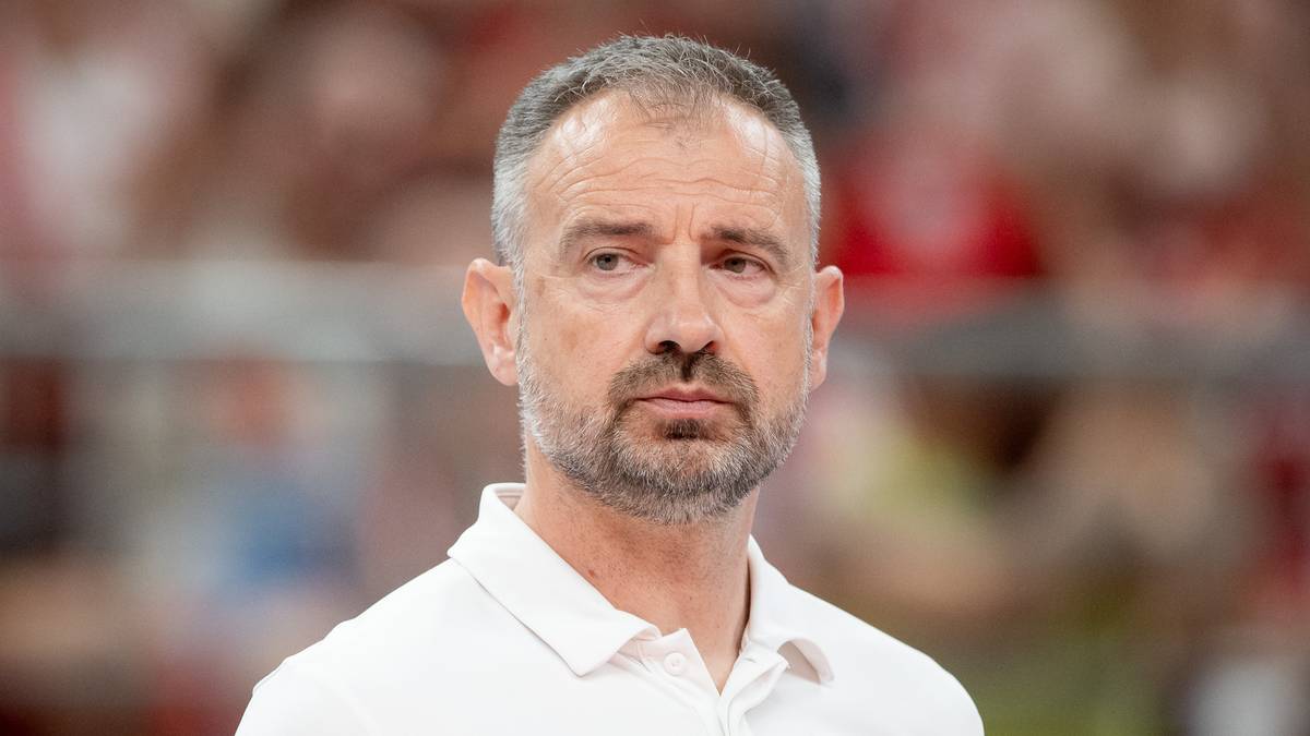 Portret mężczyzny w białej koszulce polo.