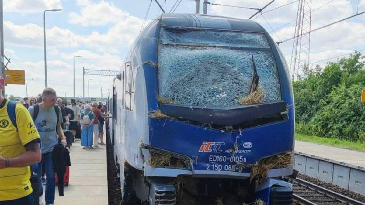 Wypadek na torach w Czarlinie. Lokomotywa zderzyła się z ciągnikiem