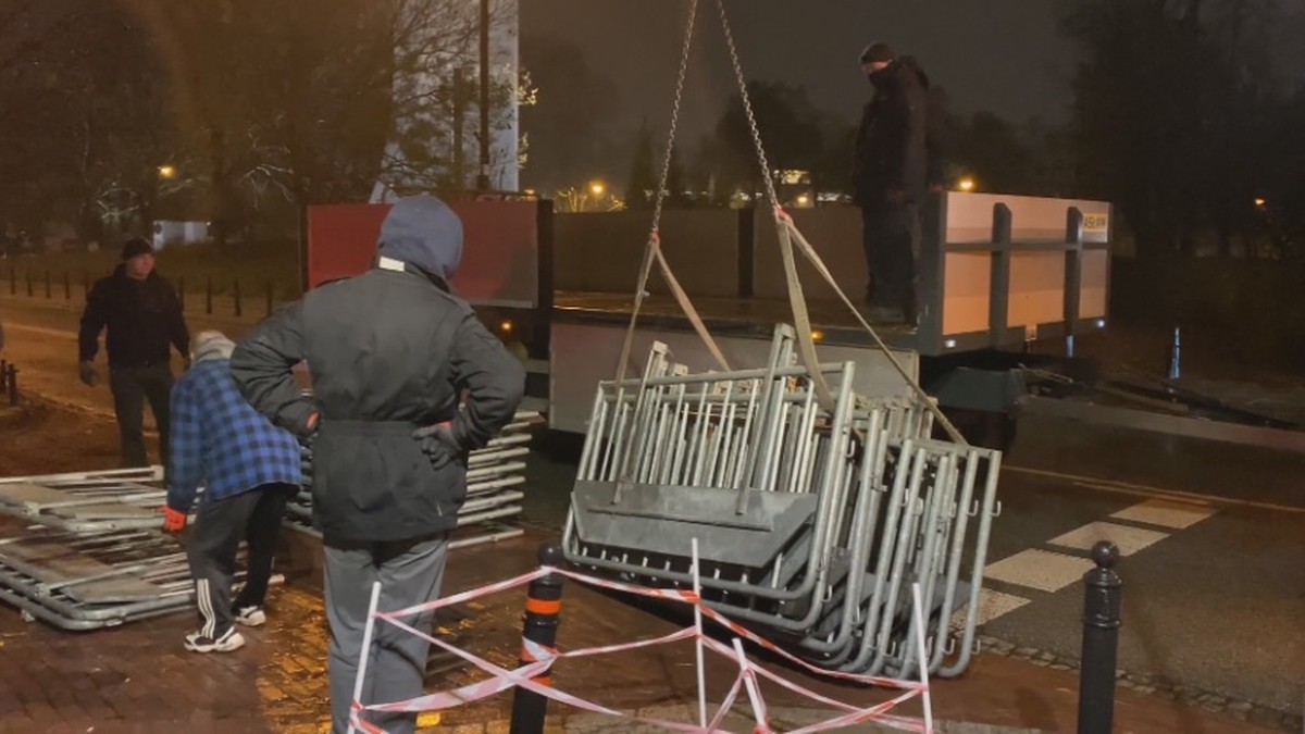 Barierki przed Sejmem zniknęły. "Symbol władzy odizolowanej od ludzi"