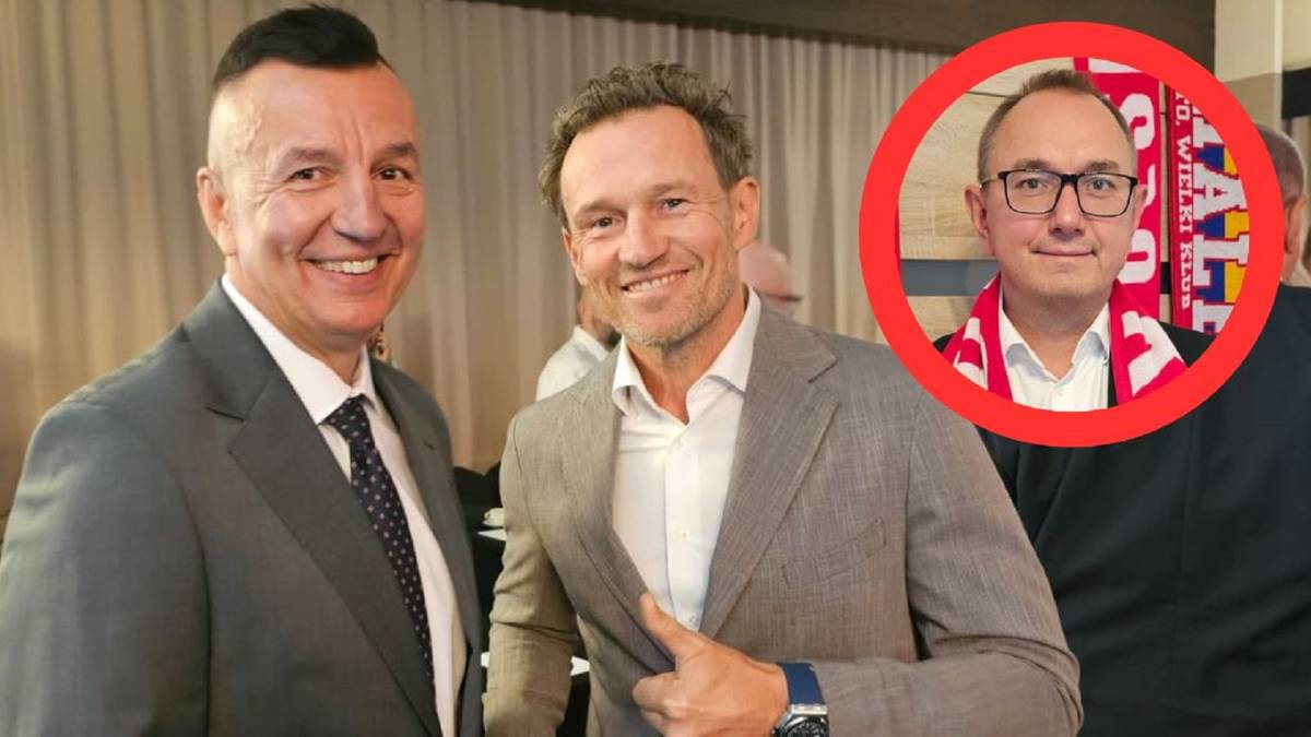 Trzech mężczyzn w garniturach, dwóch na pierwszym planie uśmiecha się do kamery. Trzeci mężczyzna widoczny jest w okrągłym, czerwonym kółku w prawym górnym rogu.