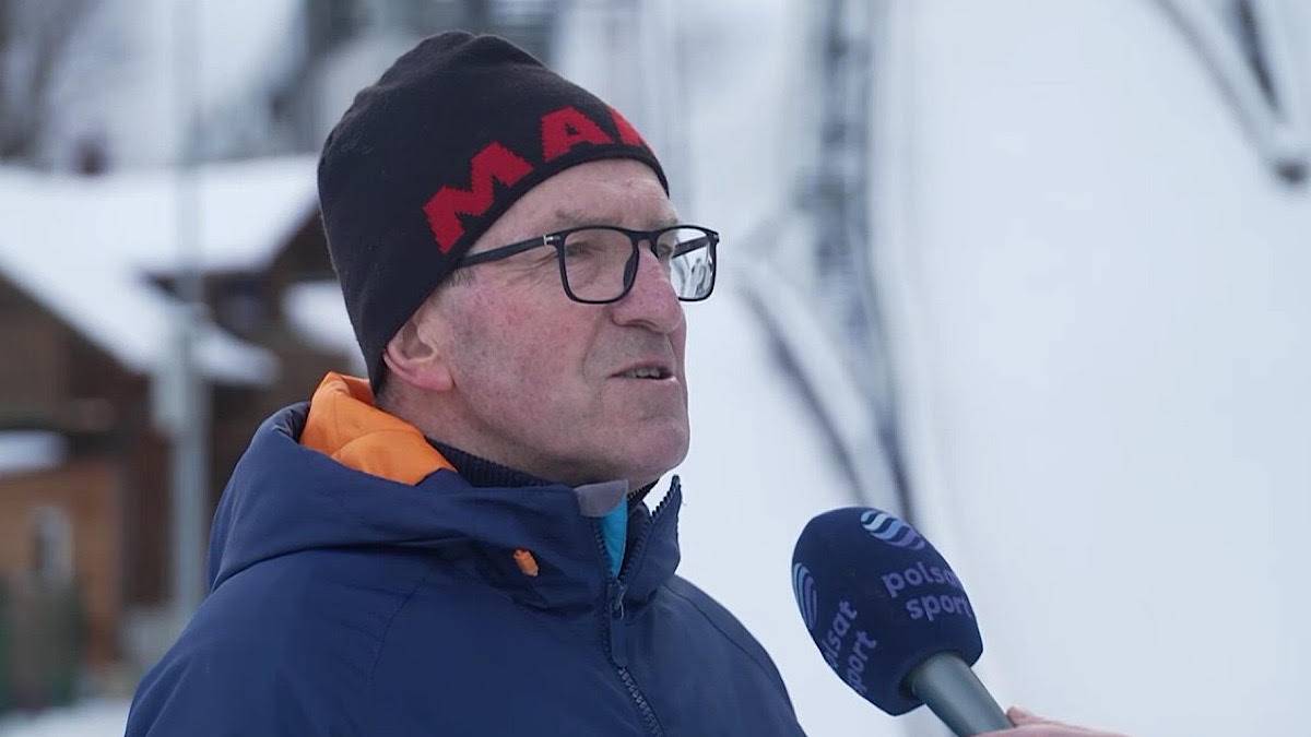 Portret Jana Szturca podczas wywiadu, mówiącego do mikrofonu Polsatu Sport.