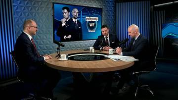 Trzech mężczyzn w garniturach siedzi przy okrągłym stole w studiu telewizyjnym. Na ekranie za nimi widnieje zdjęcie trzech innych mężczyzn.