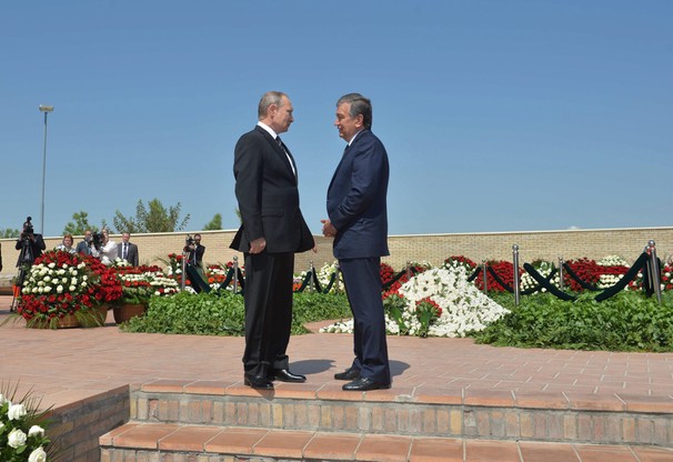 Putin na grobie Karimowa