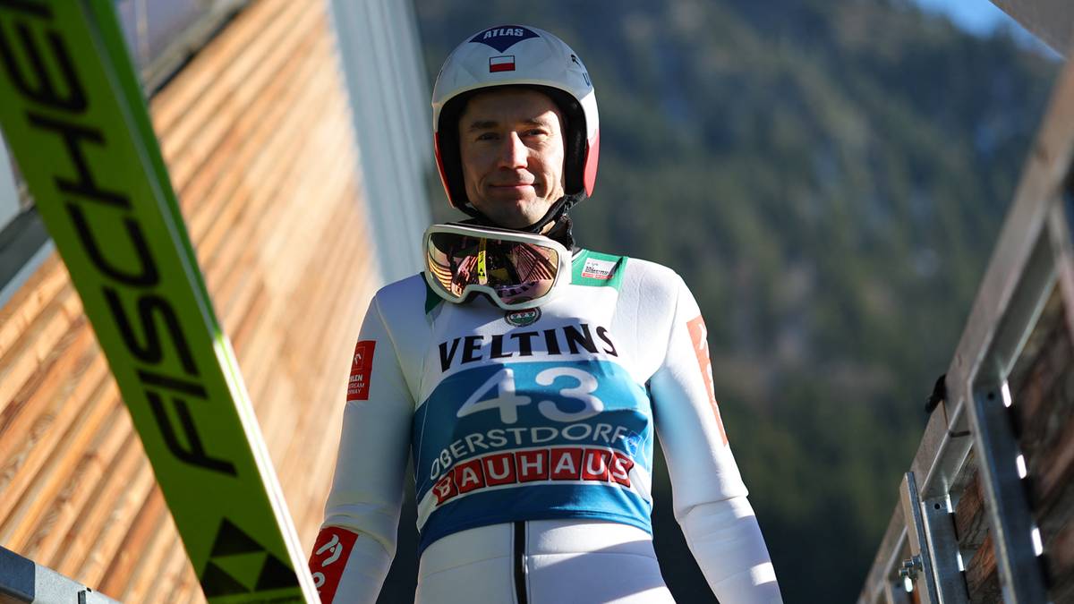 Kamil Stoch w stroju skoczka narciarskiego