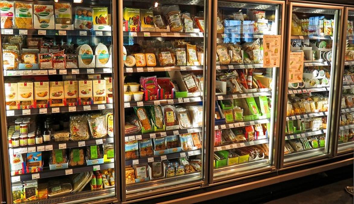 Towar gotował się w lodówkach. "Bezprecedensowy" cyberatak na francuskie supermarkety