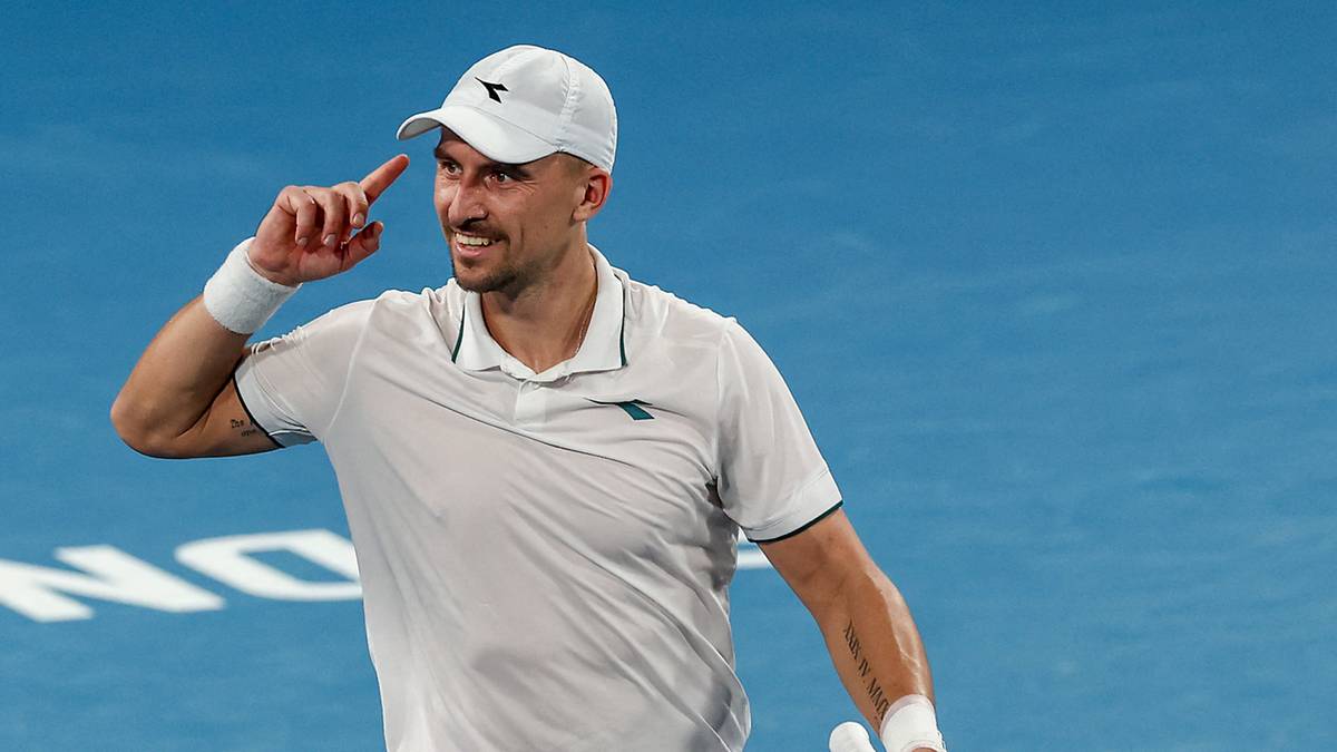 Jan Zieliński i Luke Johnson cieszą się po wygranym meczu deblowym na korcie tenisowym.