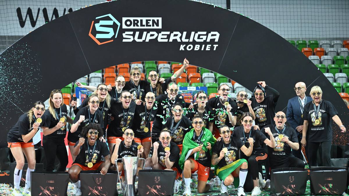 Drużyna KGHM MKS Zagłębie Lubin z pucharem i medalami po wygraniu ORLEN Superligi Kobiet.